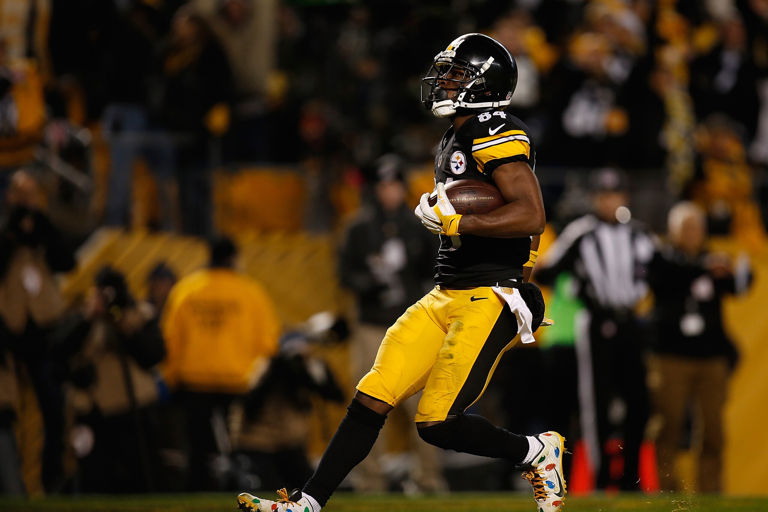PITTSBURGH, PA - DECEMBER 20: Antonio Brown #84 of the Pittsburgh Steelers scores a touchdown in the fourth quarter of the game against the Denver Broncos at Heinz Field on December 20, 2015 in Pittsburgh, Pennsylvania. (Photo by Gregory Shamus/Getty Images) PITTSBURGH, PA - DECEMBER 20: Antonio Brown #84 of the Pittsburgh Steelers scores a touchdown in the fourth quarter of the game against the Denver Broncos at Heinz Field on December 20, 2015 in Pittsburgh, Pennsylvania. (Photo by Gregory Shamus/Getty Images)
