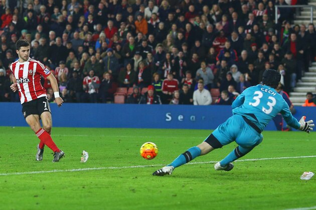 SOUTHAMPTON, ENGLAND - DECEMBER 26:  Shane Long of Southampton scores their second goal past goalkeeper Petr Cech of Arsenal during the Barclays Premier League match between Southampton and Arsenal at St Mary's Stadium on December 26, 2015 in Southampton, England.  (Photo by Charlie Crowhurst/Getty Images)