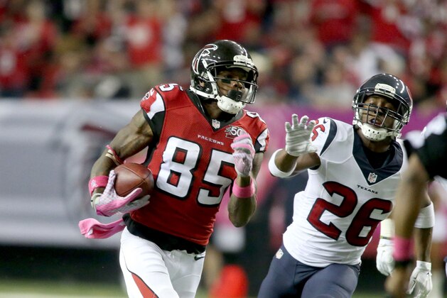 Oct 4, 2015; Atlanta, GA, USA; Atlanta Falcons wide receiver Leonard Hankerson (85) runs past Houston Texans defensive back Rahim Moore (26) for a long catch and run in the third quarter of their game at the Georgia Dome. The Falcons won 48-21. Mandatory Credit: Jason Getz-USA TODAY Sports