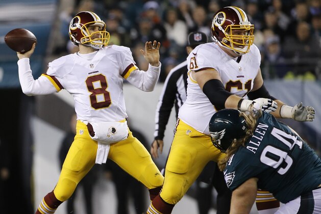 Kirk Cousins, quarteraback de los Redskins de Washington, lanza un pase en el duelo contra los Eagles de Filadelfia, el sábado 26 de diciembre de 2015 (AP Foto/Matt Rourke) Kirk Cousins, quarteraback de los Redskins de Washington, lanza un pase en el duelo contra los Eagles de Filadelfia, el sábado 26 de diciembre de 2015 (AP Foto/Matt Rourke)