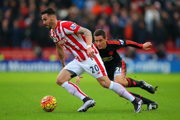 STOKE ON TRENT, ENGLAND - DECEMBER 26:  Geoff Cameron of Stoke City battles for the ball with Ander Herrera of Manchester United during the Barclays Premier League match between Stoke City and Manchester United at Britannia Stadium on December 26, 2015 in Stoke on Trent, England.  (Photo by Dave Thompson/Getty Images)