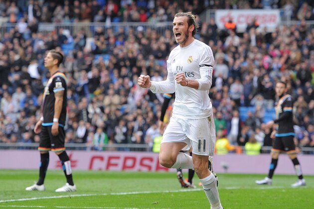 MADRID, SPAIN - DECEMBER 20:  Gareth Bale of Real Madrid celebrates after scoring his team's 2nd goal during the La Liga match between Real Madrid and Rayo Vallecano at estadio Santiago Bernabeu on December 20, 2015 in Madrid, Spain.  (Photo by Denis Doyle/Getty Images)