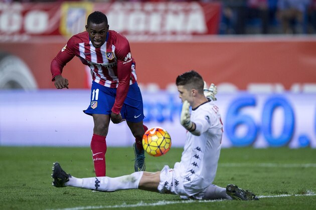 MADRID, SPAIN - NOVEMBER 08: goalkeeper Ivan Cuellar (R) of Real Sporting de Gijon stops the ball striked by Jackson Arley Martinez  (L) of Atletico de Madrid during the La Liga mathc bewteen Club Atletico de Madrid and Real Sporting de Gijon at Vicente Calderon Stadium on November 8, 2015 in Madrid, Spain.  (Photo by Gonzalo Arroyo Moreno/Getty Images)