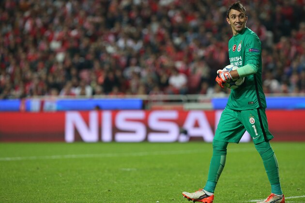 LISBON, PORTUGAL - NOVEMBER 3:  Galatasaray AS goalkeeper Fernando Muslera  in action during the UEFA Champions League match between SL Benfica and Galatasaray AS at Estadio da Luz, on November 3, 2015 in Lisbon, Portugal.  (Photo by Gualter Fatia/Getty Images)