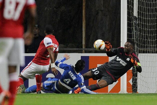 Braga's Wilson Eduardo, left, scores past Olympique de Marseille's goalkeeper Steve Mandanda during the Europa League group F soccer match between SC Braga and Olympique de Marseille at the Municipal stadium in Braga, Portugal, Thursday, Oct. 22, 2015.  (AP Photo/Paulo Duarte)