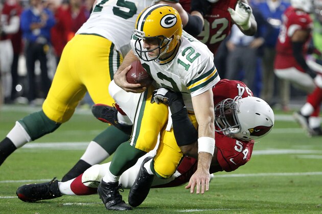 Dwight Freeney, linebacker de los Cardinals de Arizona, captura a Aaron Rodgers, quarterback de los Packers de Green Bay, en la segunda mitad del partido efectuado el domingo 27 de diciembre de 2015 (AP Foto/Ross D. Franklin)