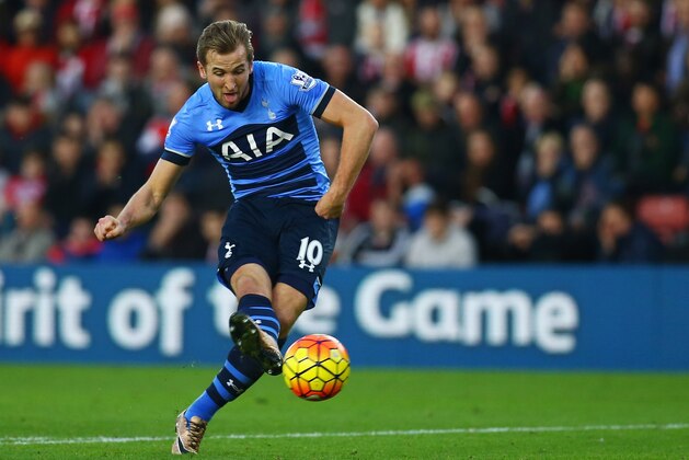 SOUTHAMPTON, ENGLAND - DECEMBER 19:  Harry Kane of Tottenham Hotspur socres their first goal during the Barclays Premier League match between Southampton and Tottenham Hotspur at St Mary's Stadium on December 19, 2015 in Southampton, England.  (Photo by Charlie Crowhurst/Getty Images)