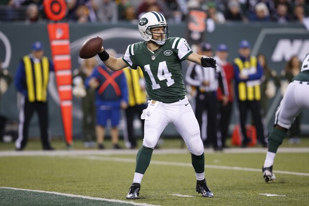 New York Jets quarterback Ryan Fitzpatrick (14) throws a pass during the second half of an NFL football game against the New England Patriots Sunday, Dec. 27, 2015, in East Rutherford, N.J. (AP Photo/Kathy Willens)