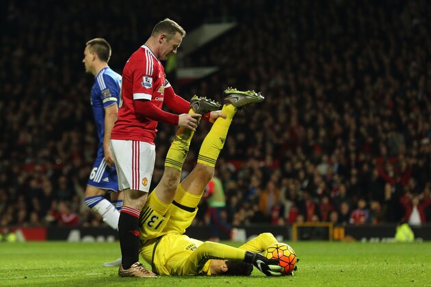 MANCHESTER, ENGLAND - DECEMBER 28:  Thibaut Courtois of Chelsea saves from Wayne Rooney of Manchester United during the Barclays Premier League match between Manchester Untied and Chelsea at Old Trafford on December 28, 2015 in Manchester, England.  (Photo by Matthew Ashton - AMA/Getty Images)