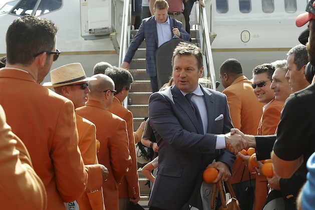 Oklahoma head coach Bob Stoops, center, is met by members of the Orange Bowl Committee as he arrives with the team, Saturday, Dec. 26, 2015, in Miami. Oklahoma plays Clemson in the Orange Bowl NCAA college playoff semifinal Dec. 31 in Miami. (AP Photo/Lynne Sladky) Oklahoma head coach Bob Stoops, center, is met by members of the Orange Bowl Committee as he arrives with the team, Saturday, Dec. 26, 2015, in Miami. Oklahoma plays Clemson in the Orange Bowl NCAA college playoff semifinal Dec. 31 in Miami. (AP Photo/Lynne Sladky)
