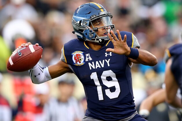 PHILADELPHIA, PA - DECEMBER 12:  Keenan Reynolds #19 of the Navy Midshipmen passes the ball in the first quarter against the Army Black Knights at Lincoln Financial Field on December 12, 2015 in Philadelphia, Pennsylvania.  (Photo by Elsa/Getty Images)