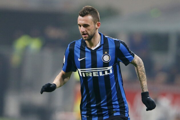 Inter Milan's Marcelo Brozovic controls the ball during the Italian Cup soccer match between Inter Milan and Cagliari at the San Siro stadium in Milan, Italy, Tuesday, Dec. 15, 2015. (AP Photo/Antonio Calanni)