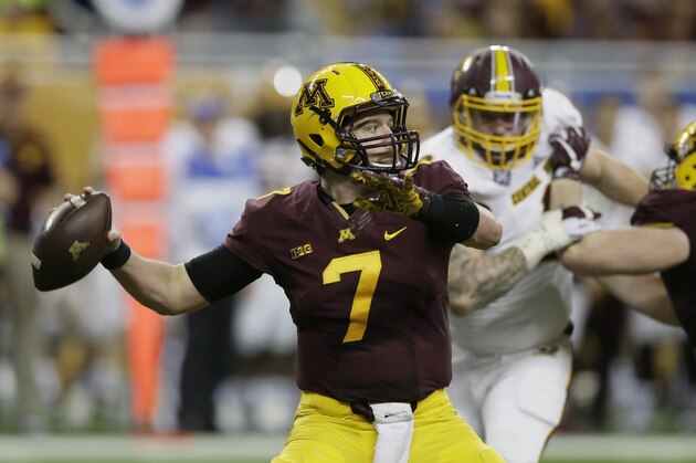Minnesota quarterback Mitch Leidner throws during the first half of the Quick Lane Bowl NCAA college football game against Central Michigan, Monday, Dec. 28, 2015, in Detroit. (AP Photo/Carlos Osorio)