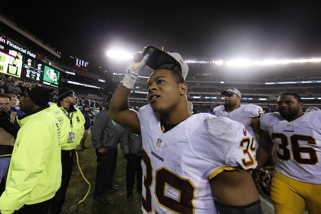 Washington Redskins' Pierre Thomas acknowledges the crowd after an NFL football game against the Philadelphia Eagles, Saturday, Dec. 26, 2015, in Philadelphia. Washington won 38-24. (AP Photo/Michael Perez)