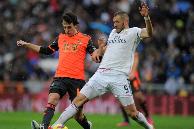 MADRID, SPAIN - JANUARY 31:  Karim Benzema of Real Madrid is tackled by Ruben Pardo of Real Sociedad during the La Liga match between Real Madrid CF and Real Sociedad de Futbol at Estadio Santiago Bernabeu on January 31, 2015 in Madrid, Spain.  (Photo by Denis Doyle/Getty Images)