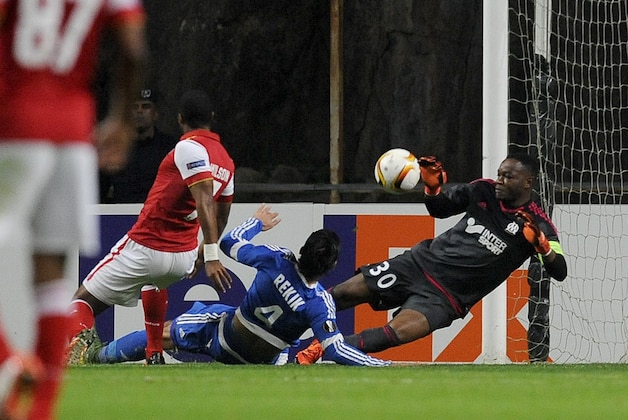 Braga's Wilson Eduardo, left, scores past Olympique de Marseille's goalkeeper Steve Mandanda during the Europa League group F soccer match between SC Braga and Olympique de Marseille at the Municipal stadium in Braga, Portugal, Thursday, Oct. 22, 2015.  (AP Photo/Paulo Duarte)
