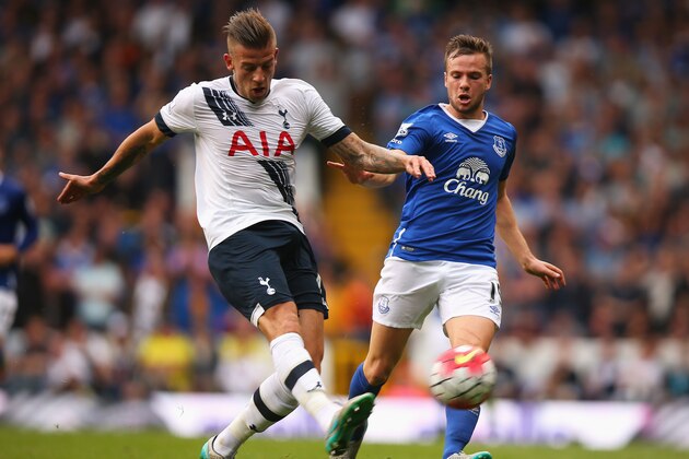 LONDON, ENGLAND - AUGUST 29: Toby Alderweireld of Tottenham Hotspur and Tom Cleverley of Everton compete for the ball  during the Barclays Premier League match between Tottenham Hotspur and Everton at White Hart Lane on August 29, 2015 in London, England.  (Photo by Bryn Lennon/Getty Images)