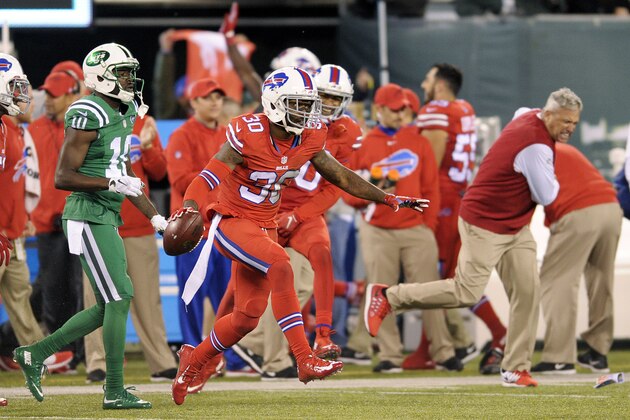 Bacarri Rambo, safety de los Bills de Búfalo, festeja luego de interceptar un pase en el partido contra los Jets de Nueva York, el jueves 12 de noviembre de 2015. Al fondo, celebra Rex Ryan, el entrenador de los Bills (AP Foto/Bill Kostroun)