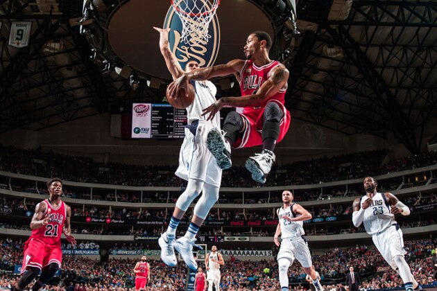 DALLAS, TX - DECEMBER 26:  Derrick Rose #1 of the Chicago Bulls passes the ball during the game against the Dallas Mavericks on December 26, 2015 at the American Airlines Center in Dallas, Texas. NOTE TO USER: User expressly acknowledges and agrees that, by downloading and or using this photograph, User is consenting to the terms and conditions of the Getty Images License Agreement. Mandatory Copyright Notice: Copyright 2015 NBAE (Photo by Glenn James/NBAE via Getty Images)