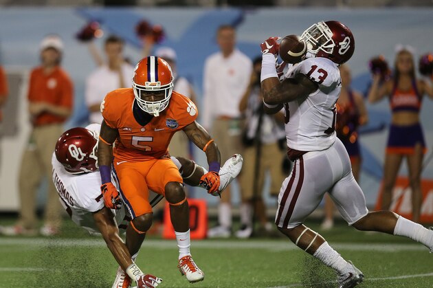 ORLANDO, FL - DECEMBER 29:  Jordan Thomas #7 of the Oklahoma Sooners breaks up a pass intended for Germone Hopper #5 of the Clemson Tigers as Ahmad Thomas #13 misses the interception during the NCAA Russell Athletic Bowl on December 29, 2014 in Orlando, Florida. Clemson won the game by a score of 40-6. (Photo by Alex Menendez/Getty Images)