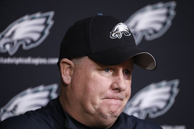 Chip Kelly, entrenador de los Eagles de Filadelfia, escucha una pregunta durante una conferencia de prensa llevada a cabo el lunes 28 de diciembre de 2015 (AP Foto/Matt Rourke)