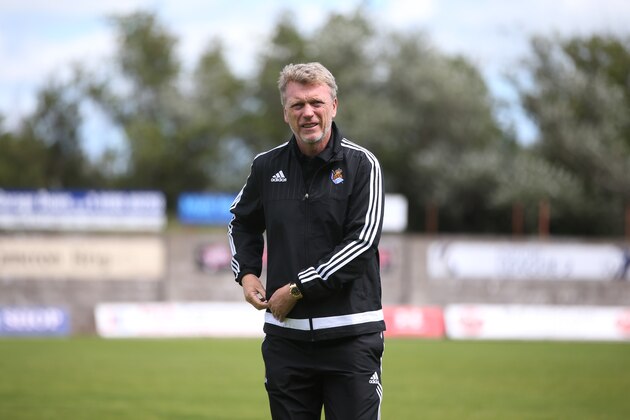 METHIL, SCOTLAND - JULY 12: David Moyes manager of Real Sociedad looks on during the pre season friendly match between St Johnstone and Real Sociedad at Bayview on July 12, 2015 in Methil, Scotland. (Photo by Ian MacNicol/Getty Images)