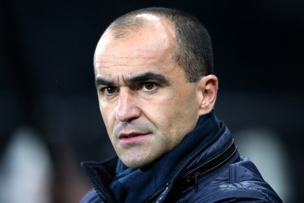 Everton's manager Roberto Martinez awaits the start of the English Premier League soccer match between Newcastle United and Everton at St James' Park, Newcastle, England, Saturday, Dec. 26, 2015. (AP Photo/Scott Heppell)