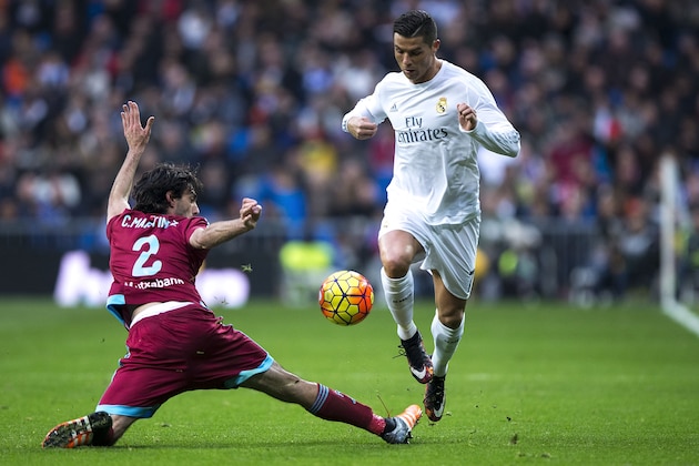MADRID, SPAIN - DECEMBER 30:  Cristiano Ronaldo (R) of Real Madrid CF competes for the ball with Carlos Martinez (L) of Real Sociedad de Futbol during the La Liga match between Real Madrid CF and Real Sociedad de Futbol at Estadio Santiago Bernabeu on December 30, 2015 in Madrid, Spain.  (Photo by Gonzalo Arroyo Moreno/Getty Images)