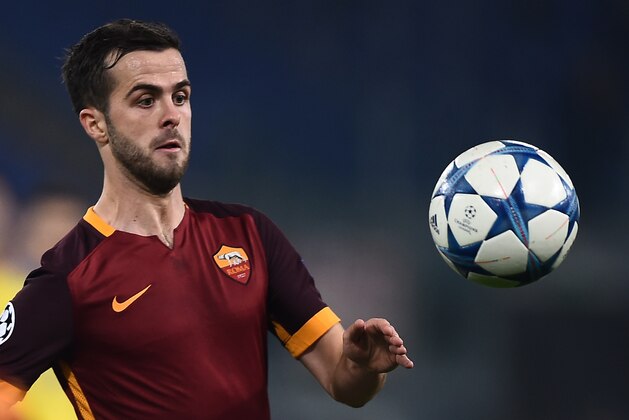 Roma's midfielder from Bosnia-Herzegovina Miralem Pjanic eyes the ball during the UEFA Champions League football match AS Roma vs Bate Borisov on December 9, 2015 at the Olympic Stadium in Rome.  / AFP / FILIPPO MONTEFORTE        (Photo credit should read FILIPPO MONTEFORTE/AFP/Getty Images)
