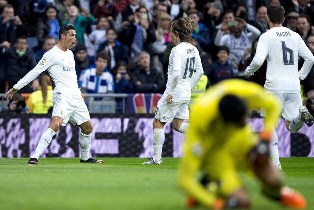 MADRID, SPAIN - DECEMBER 30:  Cristiano Ronaldo (L) of Real Madrid CF celebrates scoring their second goal with teammates during the La Liga match between Real Madrid CF and Real Sociedad de Futbol at Estadio Santiago Bernabeu on December 30, 2015 in Madrid, Spain.  (Photo by Gonzalo Arroyo Moreno/Getty Images)