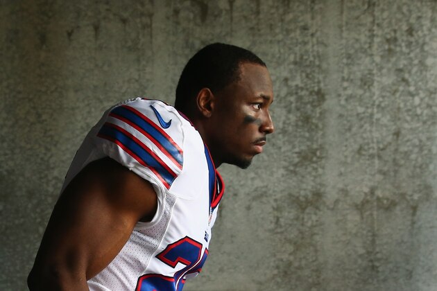 PHILADELPHIA, PA - DECEMBER 13:  LeSean McCoy #25 of the Buffalo Bills walks out of the tunnel onto the field before playing against the Philadelphia Eagles at the start of the game at Lincoln Financial Field on December 13, 2015 in Philadelphia, Pennsylvania.  (Photo by Elsa/Getty Images)