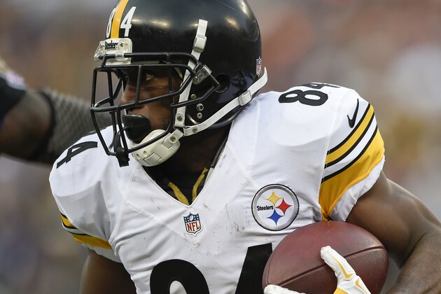 Pittsburgh Steelers wide receiver Antonio Brown (84) carries the ball during the second half of an NFL football game against the Baltimore Ravens in Baltimore, Sunday, Dec. 27, 2015. The Ravens defeated the Steelers 20-17. (AP Photo/Nick Wass)