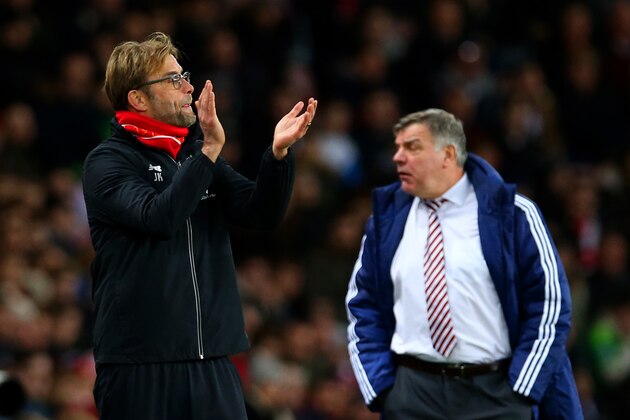 SUNDERLAND, ENGLAND - DECEMBER 30:  Jurgen Klopp, manager of Liverpool applauds his players as Sam Allardyce, manager of Sunderland shows his frustration during the Barclays Premier League match between Sunderland and Liverpool at Stadium of Light on December 30, 2015 in Sunderland, England.  (Photo by Ian MacNicol/Getty Images)