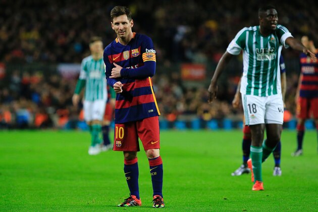 Barcelona's Argentinian forward Lionel Messi reacts after being hit by Betis' goalkeeper during the Spanish league football match FC Barcelona vs Real Betis Balompie at the Camp Nou stadium in Barcelona on December 30, 2015. AFP PHOTO/ PAU BARRENA / AFP / PAU BARRENA        (Photo credit should read PAU BARRENA/AFP/Getty Images)