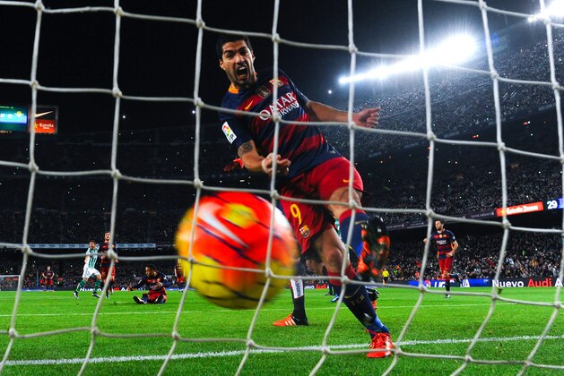 BARCELONA, SPAIN - DECEMBER 30:  Luis Suarez of FC Barcelona celebrates after Heiko Westermann of Real Betis Balompie scored an own goal during the La Liga match between FC Barcelona and Real Betis Balompie at Camp Nou on December 30, 2015 in Barcelona, Spain.  (Photo by David Ramos/Getty Images)
