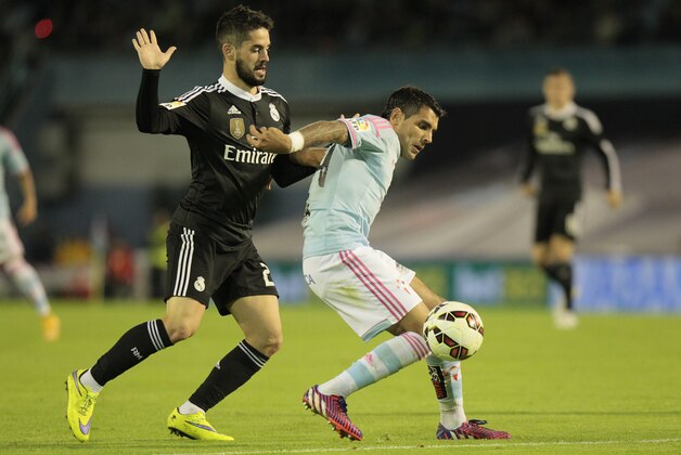 RC Celta’s Augusto Fernández from Argentina, left, fights for the ball against Real Madrid's Isco, during a Spanish La Liga soccer match between RC Celta and Real Madrid, at the Balaídos stadium in Vigo, Spain, Sunday, April 26, 2015. (AP Photo/Lalo R. Villar)