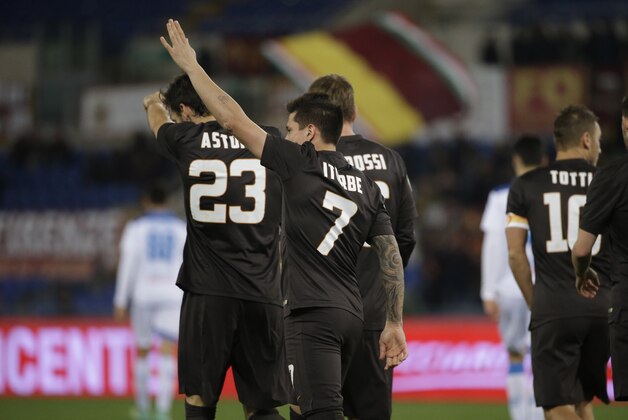 Roma's Juan Manuel Arevalos Iturbe, center, celebrates after scoring during an Italian Cup soccer match between Roma and Empoli at Rome's Olympic Stadium, Tuesday, Jan. 20, 2015. (AP Photo/Andrew Medichini)