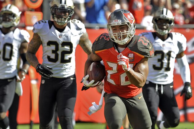 Tampa Bay Buccaneers running back Doug Martin (22) outruns the New Orleans Saints defense for a 14-yard touchdown during the second quarter of an NFL football game Sunday, Dec. 13, 2015, in Tampa, Fla. (AP Photo/Steve Nesius)