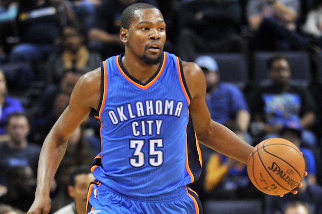 Oklahoma City Thunder forward Kevin Durant (35) plays in the first half of an NBA basketball game Tuesday, Dec. 8, 2015, in Memphis, Tenn. (AP Photo/Brandon Dill)