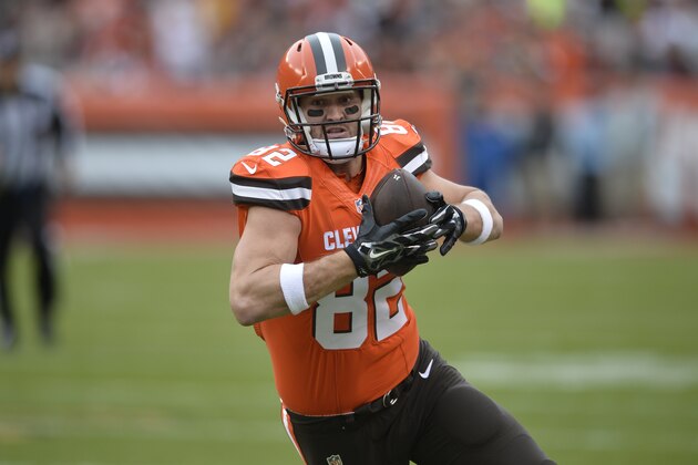 Cleveland Browns tight end Gary Barnidge (82) runs with the ball after a catch against the San Francisco 49ers during an NFL football game Sunday, Dec. 13, 2015, in Cleveland. Cleveland won 24-10. (AP Photo/David Richard)