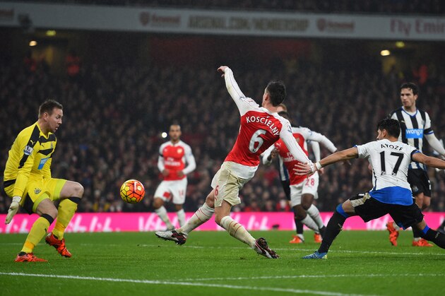 LONDON, ENGLAND - JANUARY 02: Laurent Koscielny of Arsenal scores his team's first goal past Robert Elliot of Newcastle United during the Barclays Premier League match between Arsenal and Newcastle United at Emirates Stadium on January 2, 2016 in London, England.  (Photo by Shaun Botterill/Getty Images)