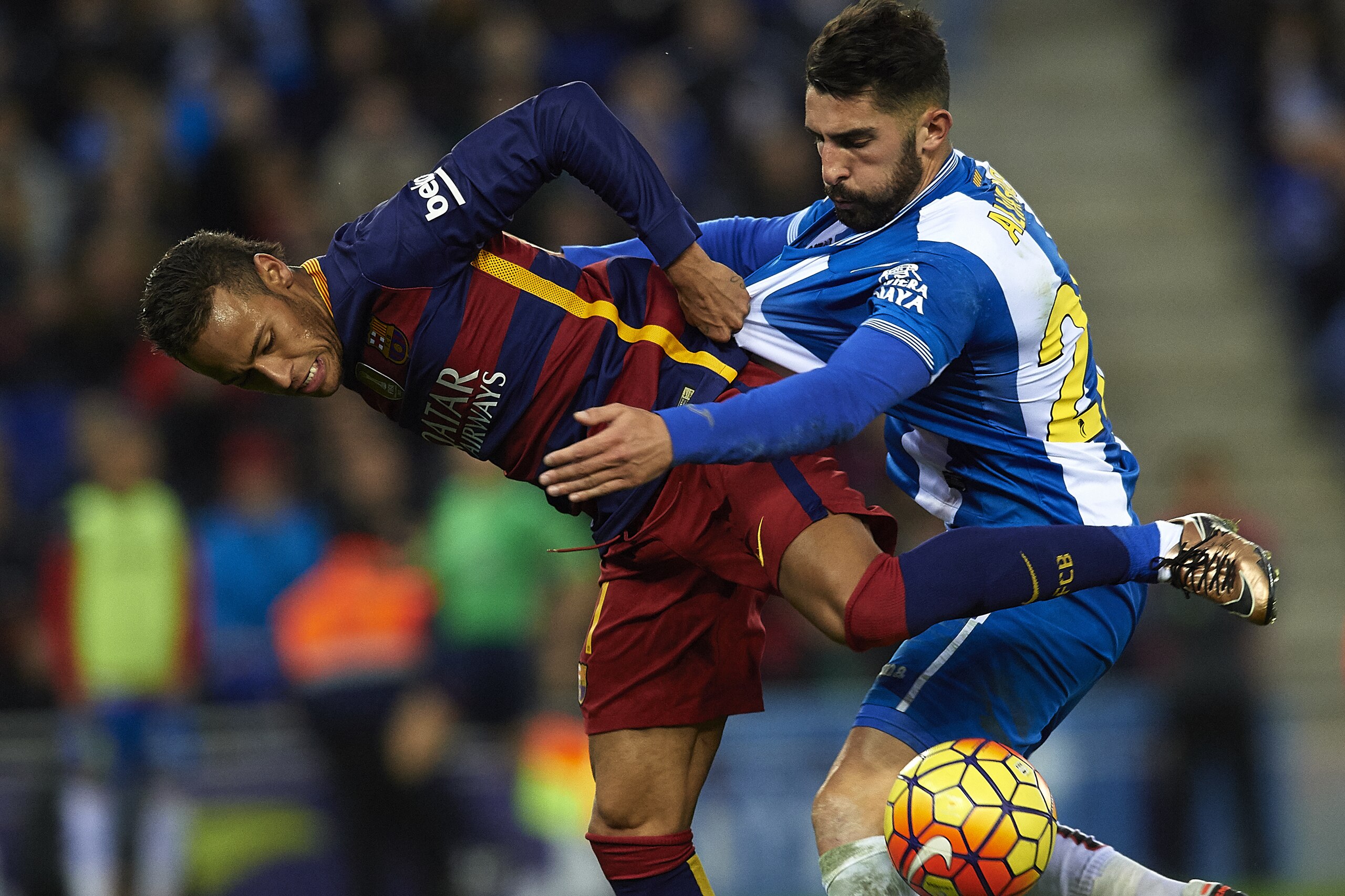 BARCELONA, SPAIN - JANUARY 02:  Alvaro Gonzalez (R) of Espanyol competes for the ball with Neymar JR of Barcelona during the La Liga match between Real CD Espanyol and FC Barcelona at Cornella-El Prat Stadium on January 2, 2016 in Barcelona, Spain.  (Photo by Manuel Queimadelos Alonso/Getty Images)
