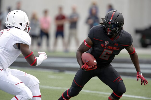 Jan 2, 2016; Orlando, FL, USA; Team Armour running back Kareem Walker (6) eludes Team Highlight outside line backer Ben Davis during the first half of the 2016 Under Armour All-American Game at Orlando Citrus Bowl. Mandatory Credit: Reinhold Matay-USA TODAY Sports
