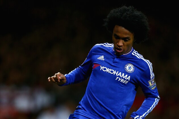 MANCHESTER, ENGLAND - DECEMBER 28:  Willian of Chelsea in action during the Barclays Premier League match between Manchester United and Chelsea at Old Trafford on December 28, 2015 in Manchester, England.  (Photo by Clive Mason/Getty Images)