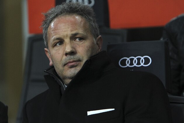 MILAN, ITALY - NOVEMBER 28: AC Milan coach Sinisa Mihajlovic looks on before the Serie A match between AC Milan and UC Sampdoria at Stadio Giuseppe Meazza on November 28, 2015 in Milan, Italy. (Photo by Marco Luzzani/Getty Images) MILAN, ITALY - NOVEMBER 28: AC Milan coach Sinisa Mihajlovic looks on before the Serie A match between AC Milan and UC Sampdoria at Stadio Giuseppe Meazza on November 28, 2015 in Milan, Italy. (Photo by Marco Luzzani/Getty Images)