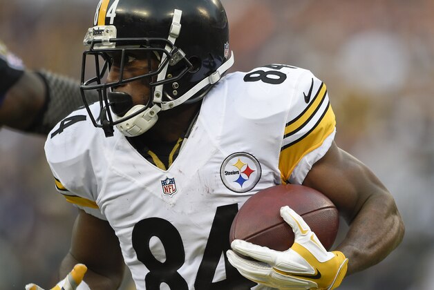 Pittsburgh Steelers wide receiver Antonio Brown (84) carries the ball during the second half of an NFL football game against the Baltimore Ravens in Baltimore, Sunday, Dec. 27, 2015. The Ravens defeated the Steelers 20-17. (AP Photo/Nick Wass)