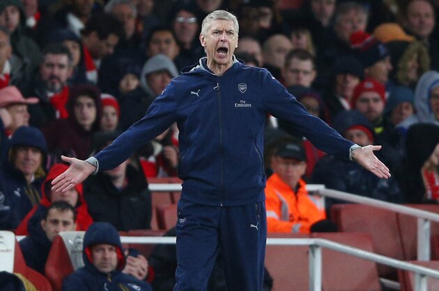 LONDON, ENGLAND - JANUARY 02: Arsene Wenger Manager of Arsenal gestures during the Barclays Premier League match between Arsenal and Newcastle United at Emirates Stadium on January 2, 2016 in London, England.  (Photo by Paul Gilham/Getty Images)