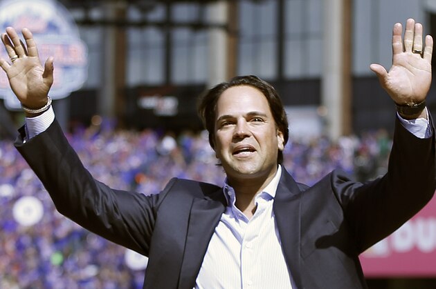 Former New York Mets catcher Mike Piazza acknowledges a sellout crowd during a ceremony inducting him into the Mets Hall of Fame, Sunday, Sept. 29, 2013, in  New York. (AP Photo/Kathy Willens)