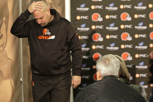 Cleveland Browns head coach Mike Pettine leaves a news-conference after an NFL football game between the Pittsburgh Steelers and the Browns, Sunday, Jan. 3, 2016, in Cleveland. The Steelers won 28-12. (AP Photo/David Richard)