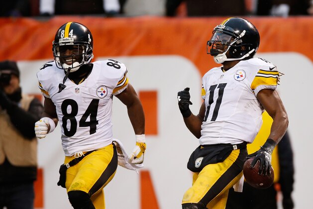 CLEVELAND, OH - JANUARY 3:  Markus Wheaton #11 celebrates his touchdown with Antonio Brown #84 of the Pittsburgh Steelers during the fourth quarter against the Cleveland Browns at FirstEnergy Stadium on January 3, 2016 in Cleveland, Ohio.  (Photo by Gregory Shamus/Getty Images)